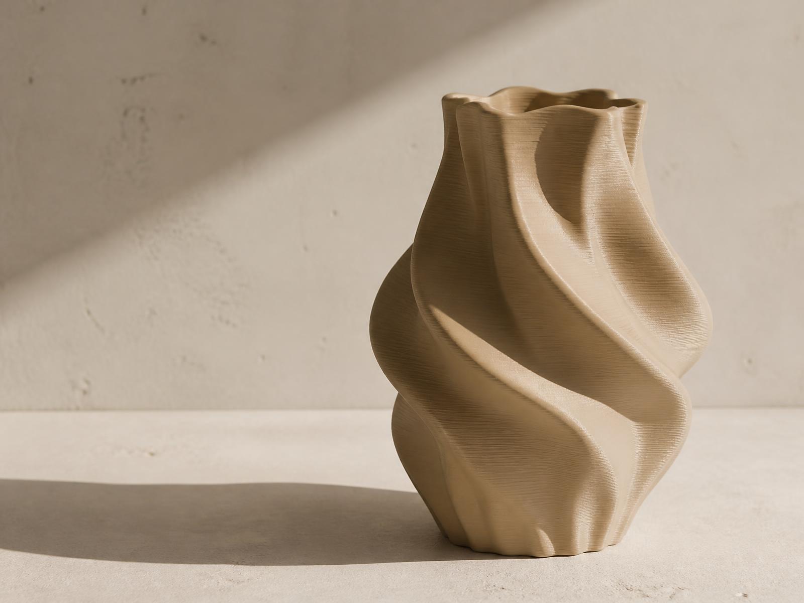 Gedruckte Vase mit tordierter Oberfläche im Studiolicht
